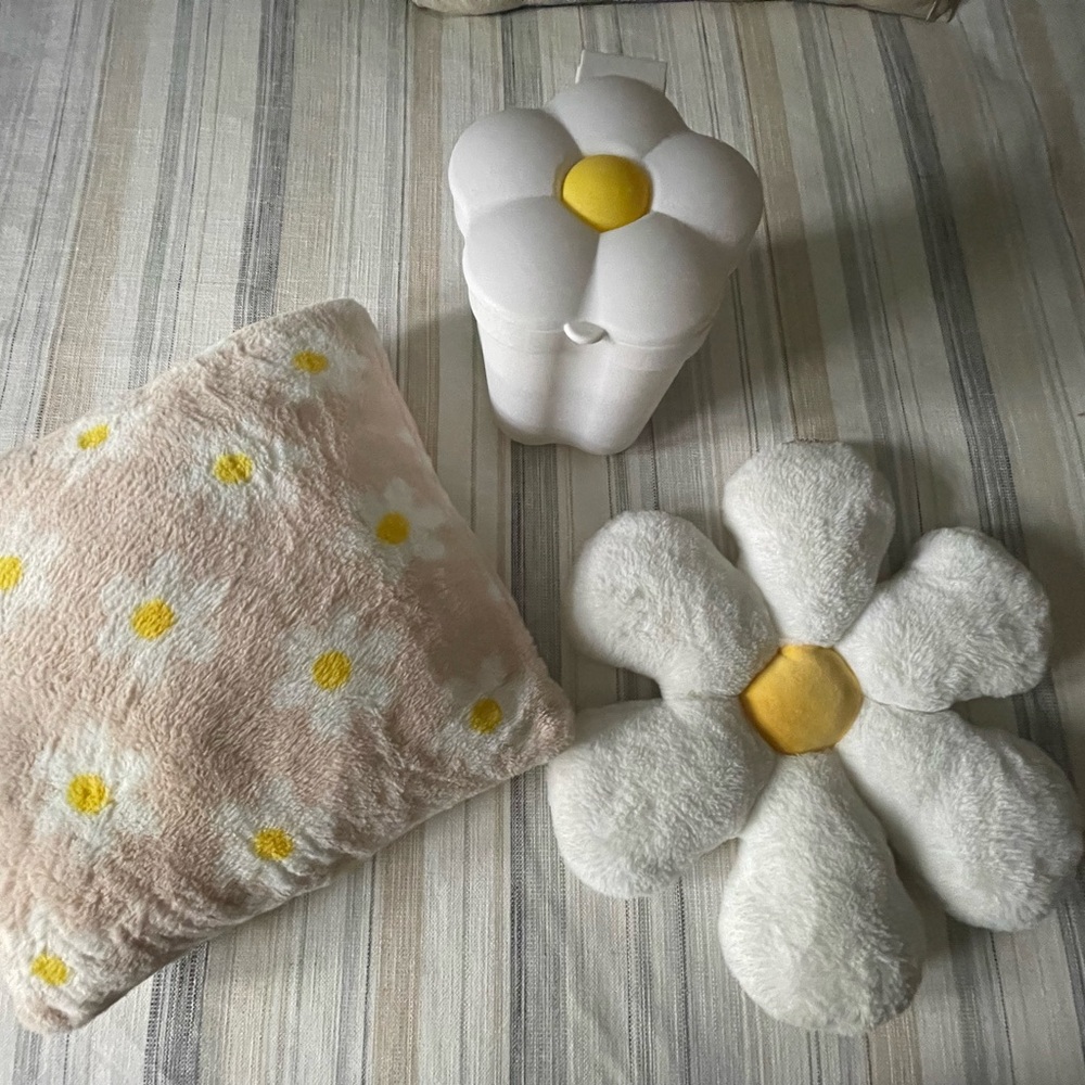 Daisy set - 2 pillows & 1 small trash bin